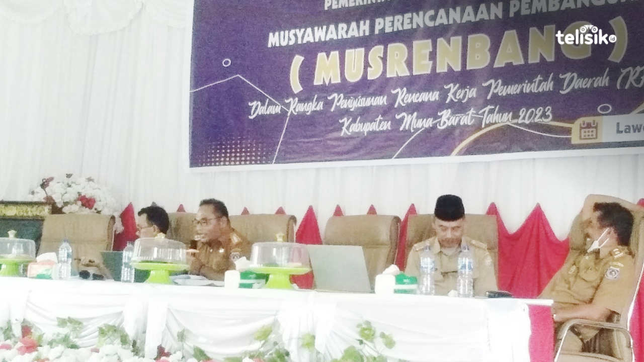Kepala Dinas Pendidikan Muna Barat pada saat pelaksanaan Musrenbang Kabupaten. Foto: Putri Wulandari/Telisik