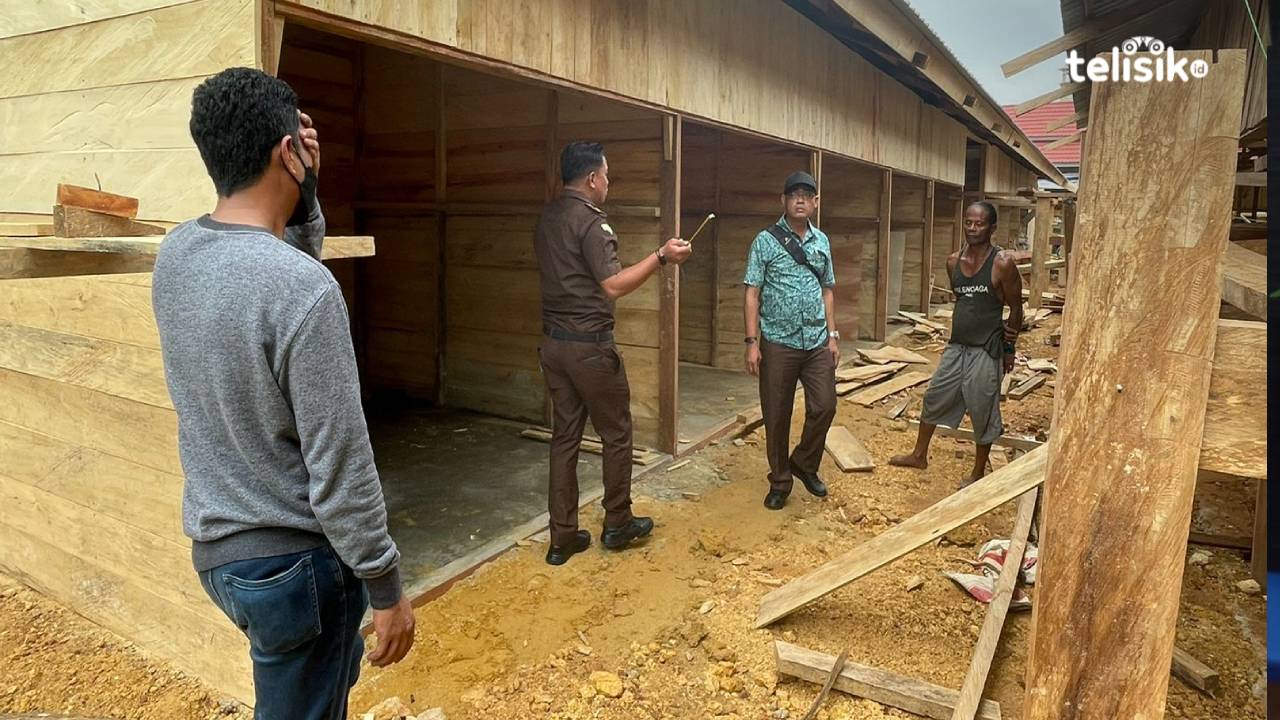 Kasi Intel Kejari Muna, Fery Februari bersama Kasi Pidsus, Sahrir meninjau kios darurat di Wakuru. Foto : Sunaryo/Telisik