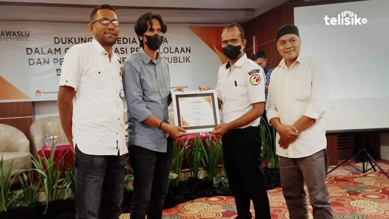 Penyerahan sertifikat kepada pemateri dalam giat, diskusi media yang di inisiasi oleh Bawaslu Kota Kendari. Foto: Andi Irna Fitriani/Telisik