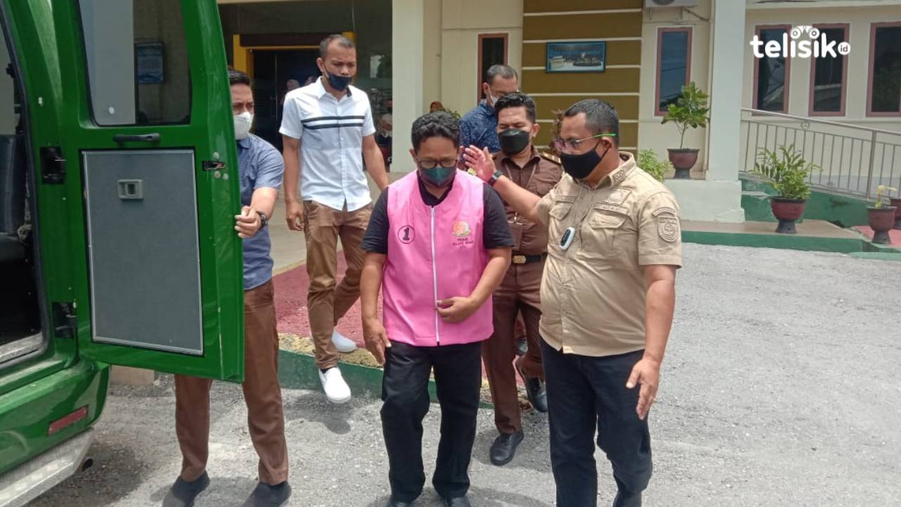 Kajari Muna, Agustinus Baka Tangdililing menggiring BH ke mobil tahanan. Foto: Sunaryo/Telisik