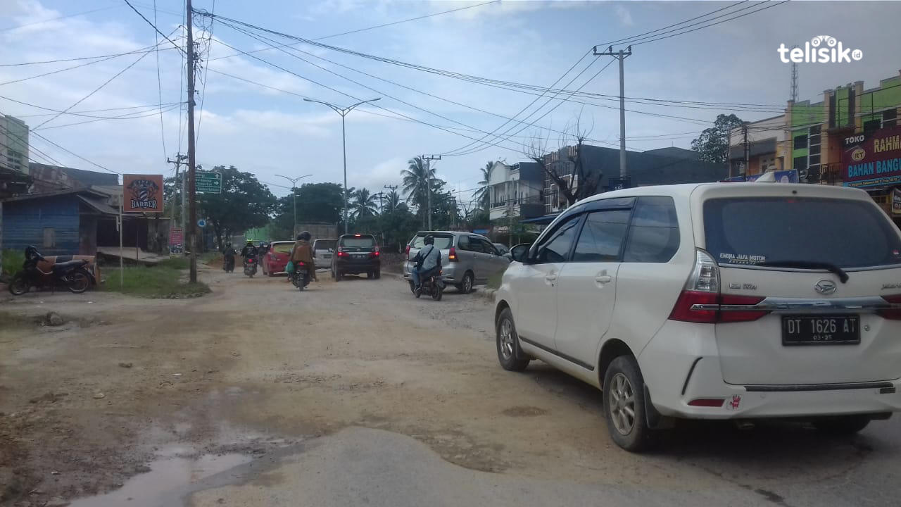 Jalan berdebu dan rusak di Mayjen Katamso. Foto: Nur Khumairah Sholeha Hasan/Telisik
