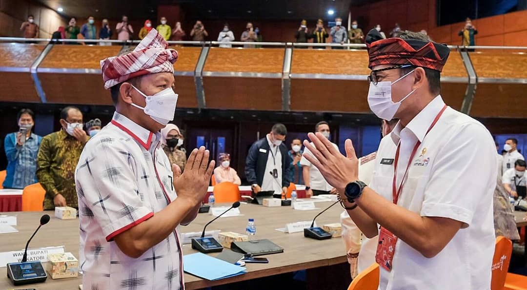 Kepala Dinas Pariwisata Wakatobi, Nadar bersama Menteri Pariwisata dan Ekonomi Kreatif, Sandiaga Uno. Foto: repro ig visit Wakatobi
