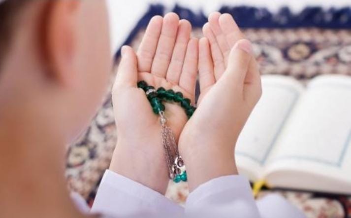 Doa yang diawali dengan bacaan salawat akan membuat doa mudah dikabulkan. Foto: Repro okezone.com