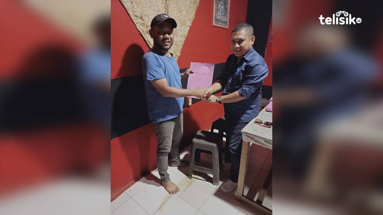 Direktur PDAM, Muhamad Nurhayat Fariki mengambil formulir pendaftaran calon ketua KONI. Foto : Sunaryo/Telisik