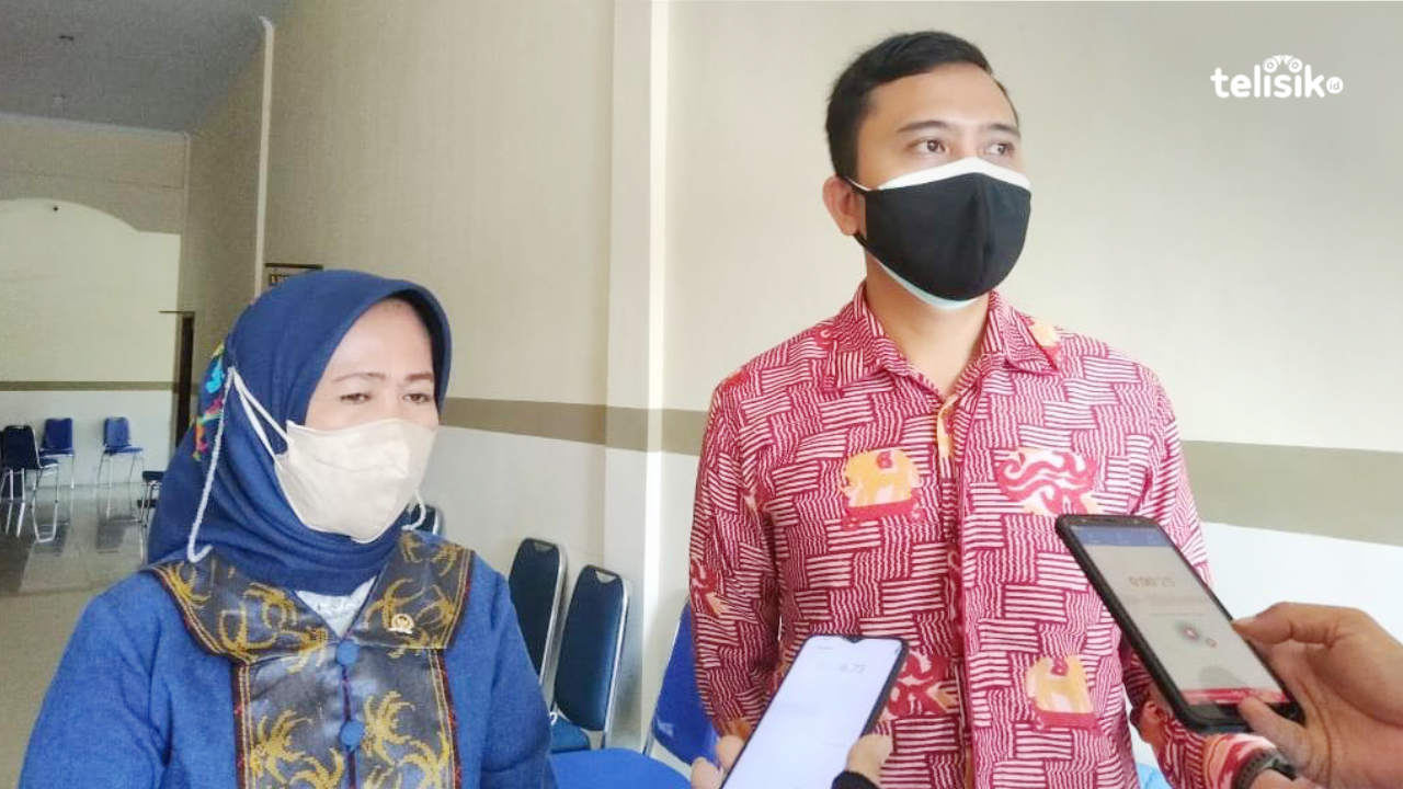 Kedeputian koordinasi dan supervisi direktorat IV koordinator Sulawesi Tenggara (Sultra), M Muslimin Ikbal (kanan), didampingi Ketua DPRD Koltim, Suhaemi Nasir saat diwawancarai awak media. Foto: Ela Isa Bella/Telisik