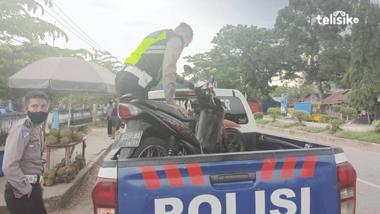 Kondisi motor yang diangkut Polantas usai bertabrakan di simpang empat jalan poros Kelurahan Ambekairi. Foto: Aris Syam/Telisik