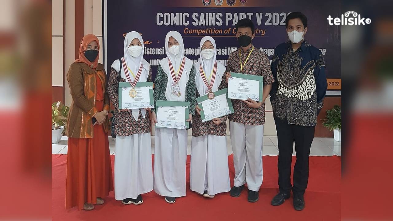 Siswa MAN 1 Kendari dan para guru pembimbing setelah berhasil meraih juara umum di ajang Comic Sains se-Sultra. Foto: Muhammad Ilwanto/Telisik