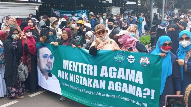 Bentangan spanduk oleh massa PA 212 demo Menag Yaqut. Foto: Repro nkriku.com