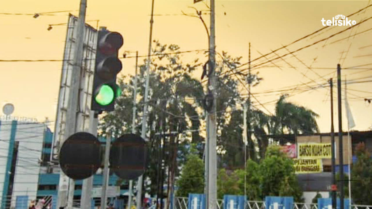 Traffic Light di Perempatan Kantor PLN Wua-Wua, Kendari. Foto : Ruliawan/Telisik