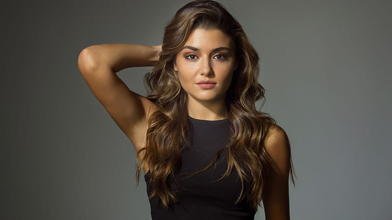 Model cantik Turki, Hande Ercel. Foto: Smartsize.com