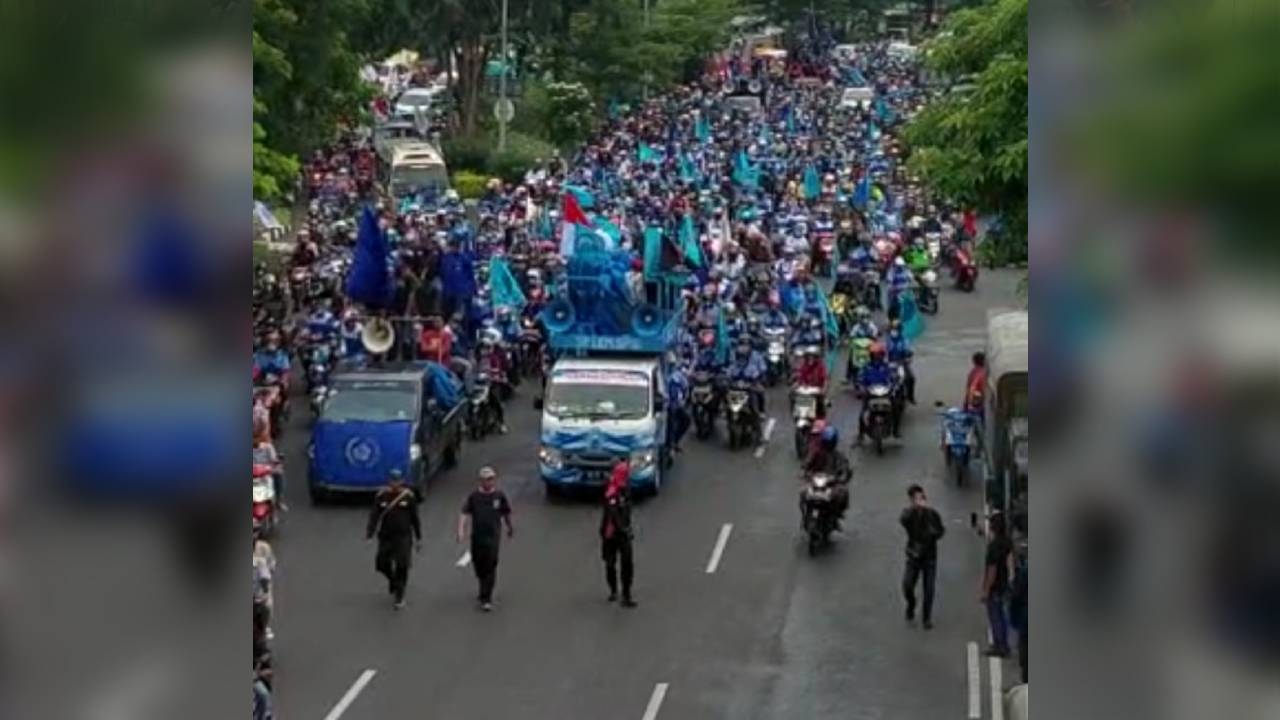 Suasana demo GASPER Jatim tuntut kenaikan UMKS. Foto: Ist