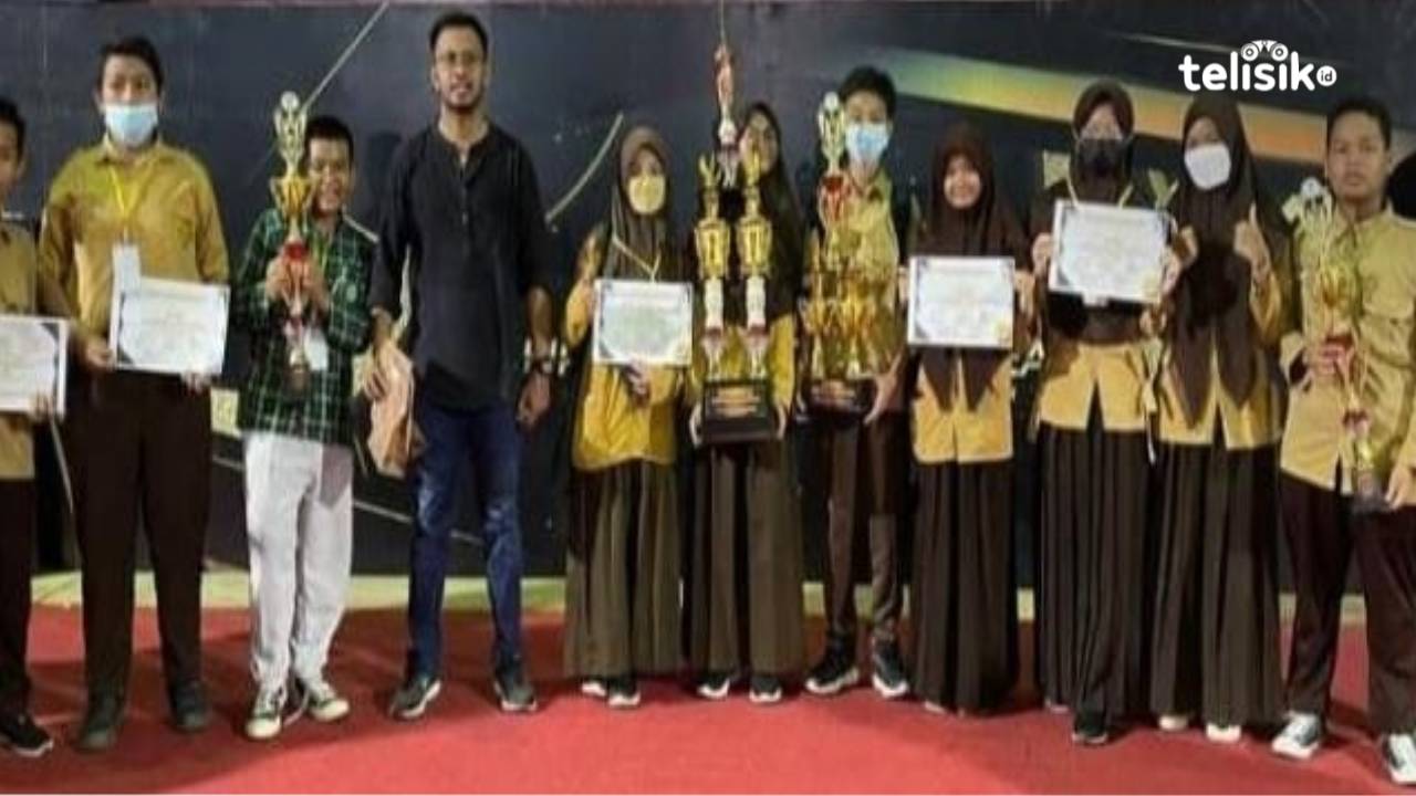 Foto bersama siswa MTs Ummushabri dan guru pembimbing saat menerima piala. Foto: Muhammad Ilwanto/Telisik