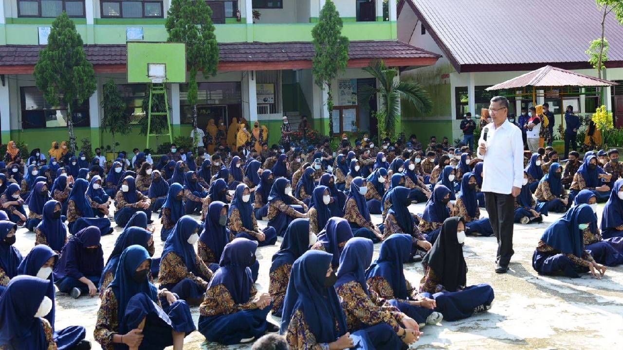 Wali Kota Kendari, Sulkarnain Kadir saat memberikan motivasi kepada siswa-siswi di halaman SMPN 5 Kendari. Foto: Ist