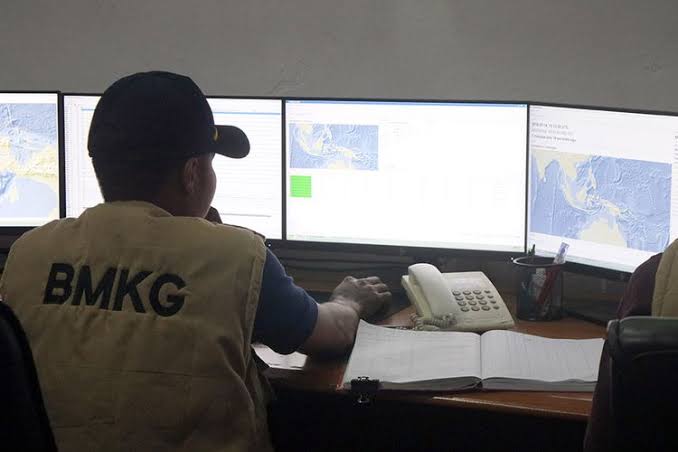 Petugas BMKG saat memantau cuaca di satu daerah. Foto: Repro Antara
