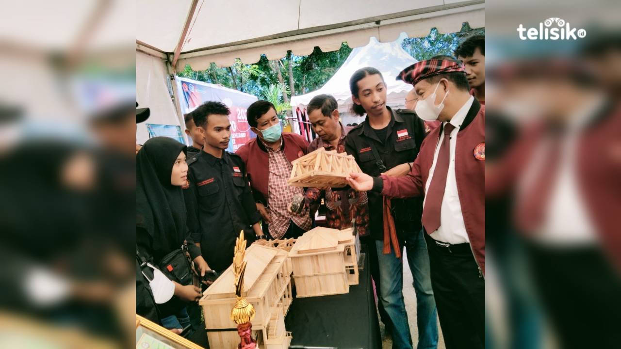Rektor Unsultra, Prof Andi Bahrun, saat melihat karya mahasiswa yang dipamerkan di kegiatan Expo Unsultra 2022.  Foto : Muhammad Ilwanto/Telisik