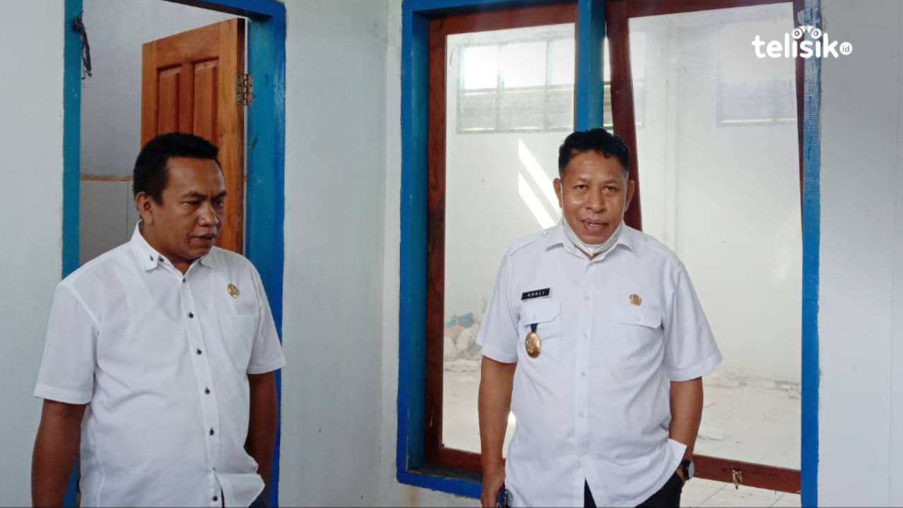 Wakil Bupati Butur selaku Ketua PMI Butur, Ahali (kanan) bersama Wakil Ketua PMI Butur, Udin Samara (kiri) saat meninjau Sekretariat PMI Butur yang baru. Foto: Aris/Telisik