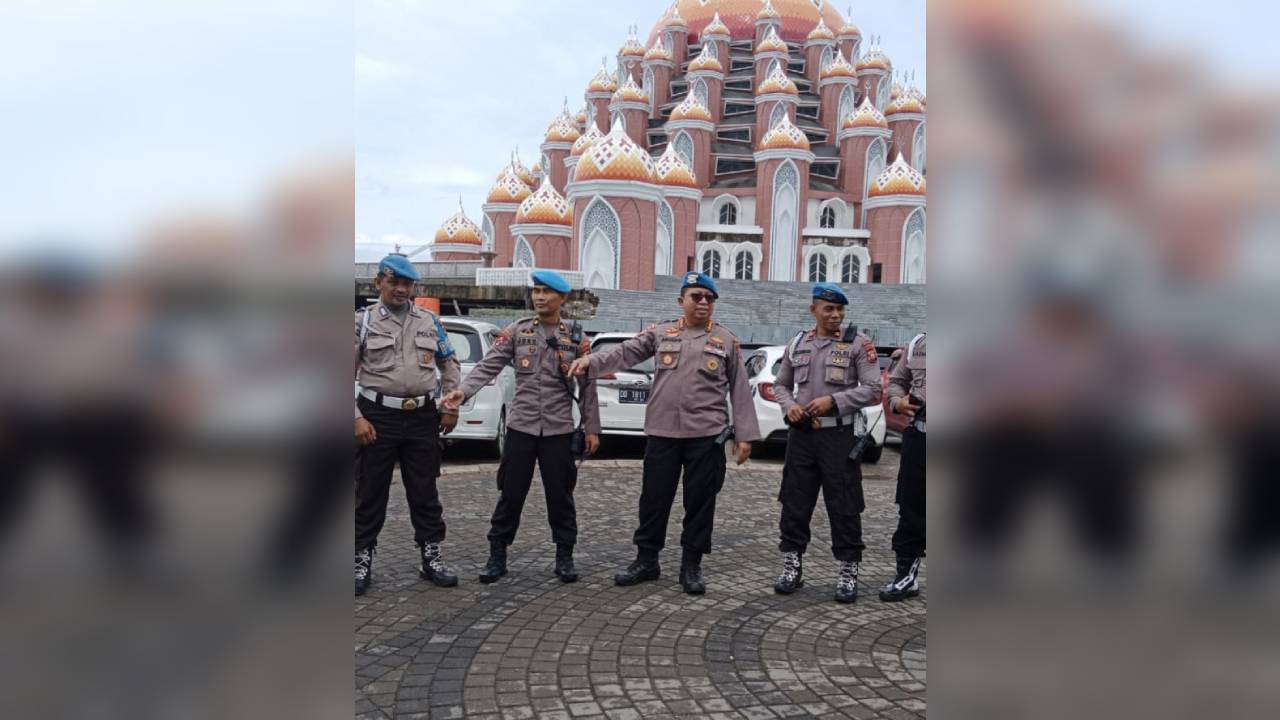 Kombes Pol Agoeng (tengah) saat melakukan pengamanan kedatangan menko Luhut Binsar Panjaitan. Foto: Ist