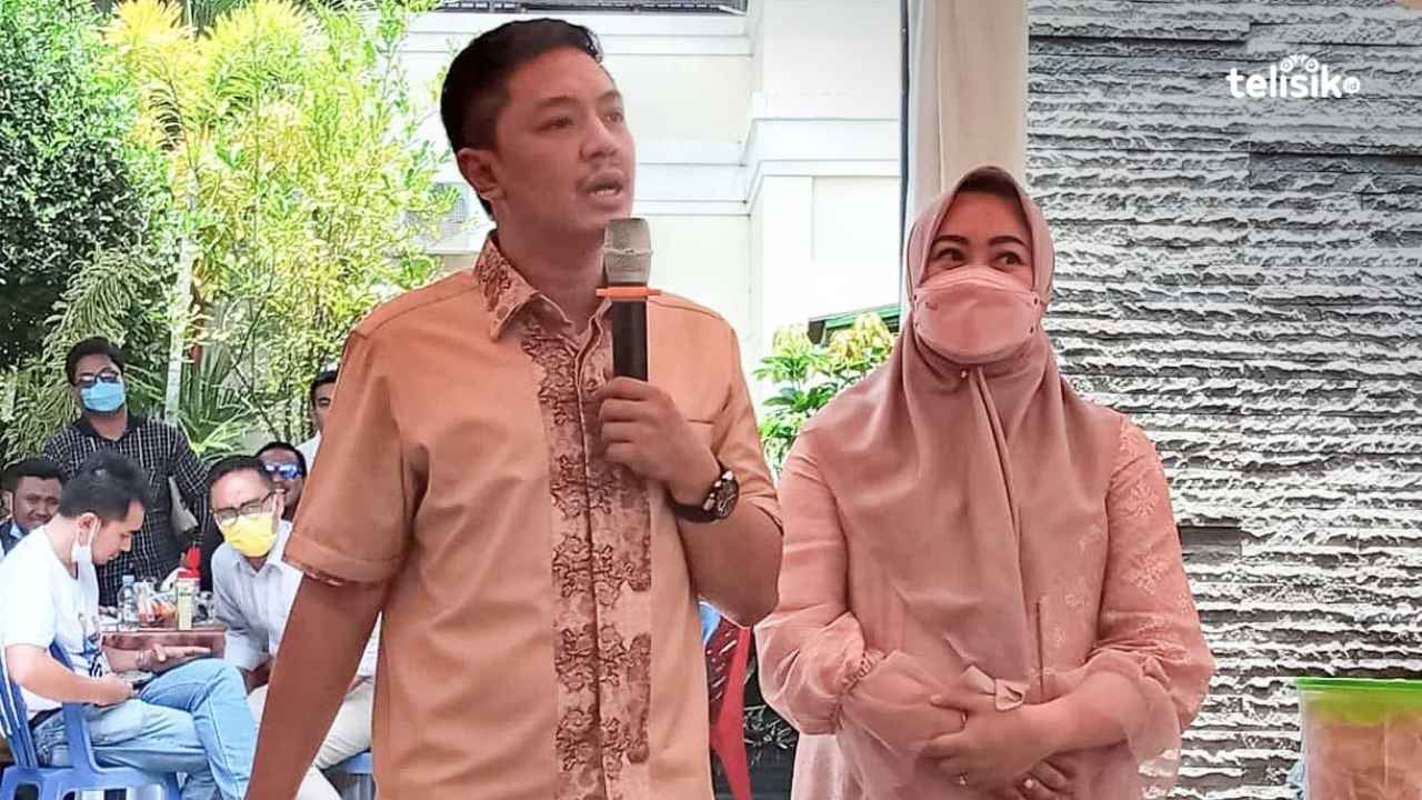Mantan Wali Kota Kendari, Adriatma Dwi Putra bersama Istrinya Siska Karina Imran yang kini menjabat Wakil Wali Kota Kendari. Foto: Kardin/Telisik