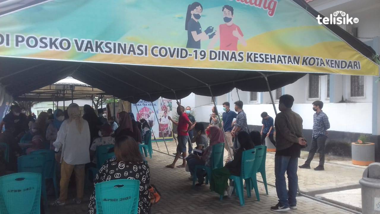 Kegiatan vaksinasi yang di lakukan oleh Dinas Kesehatan Kota Kendari. Foto : Nur Khumairah Sholeha Hasan/Telisik