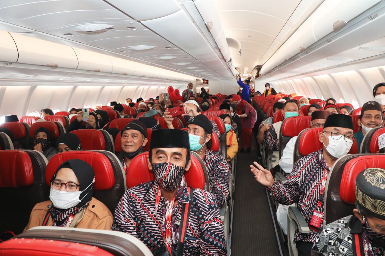 Jamaah umrah berangkat dari bandara Juanda Surabaya. Foto: Ist