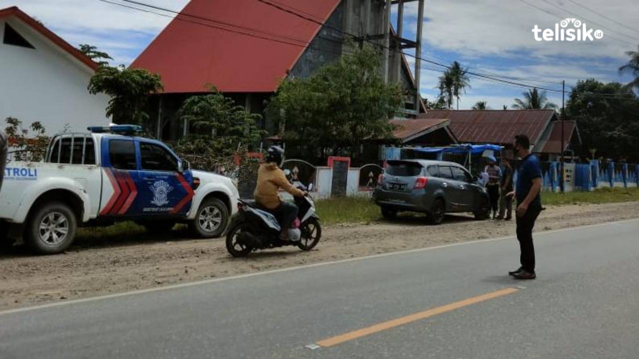 Suasana razia vaksinasi di jalan poros Rate-Rate, Kolaka Timur. Foto: Ela Isabella/Telisik