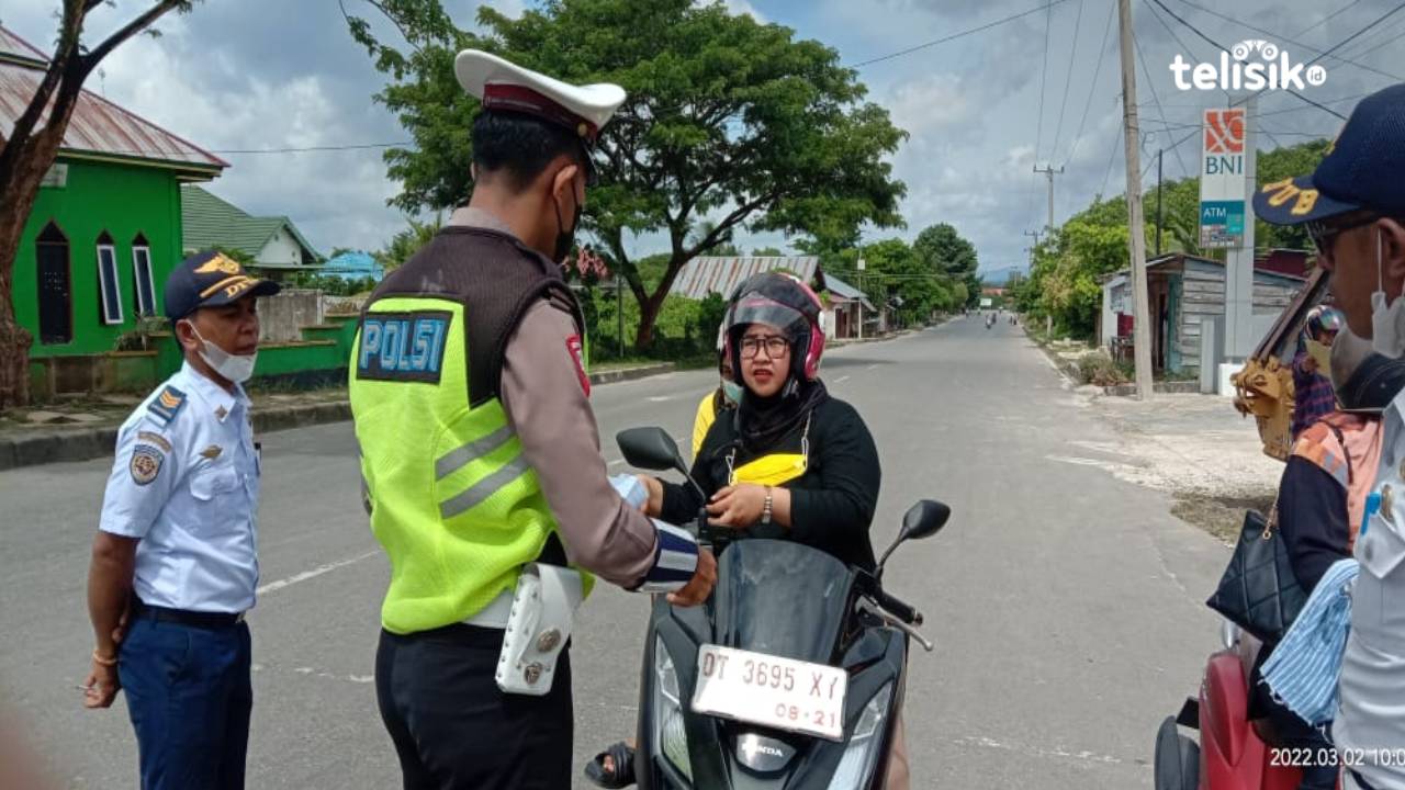 Polisi Lalu Lintas saat melakukan Operasi Keselamatan 2022 di Butur. Foto: Aris/Telisik