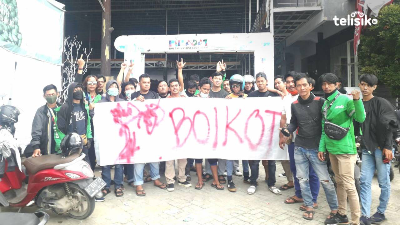Puluhan sopir Ojol melakukan boikot terhadap kantor Grab Driver Center Kendari Foto: Aris Mantobua/Telisik