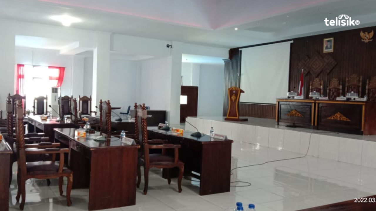 Nampak ruang sidang paripurna DPRD Buton Utara. Foto: Aris/Telisik