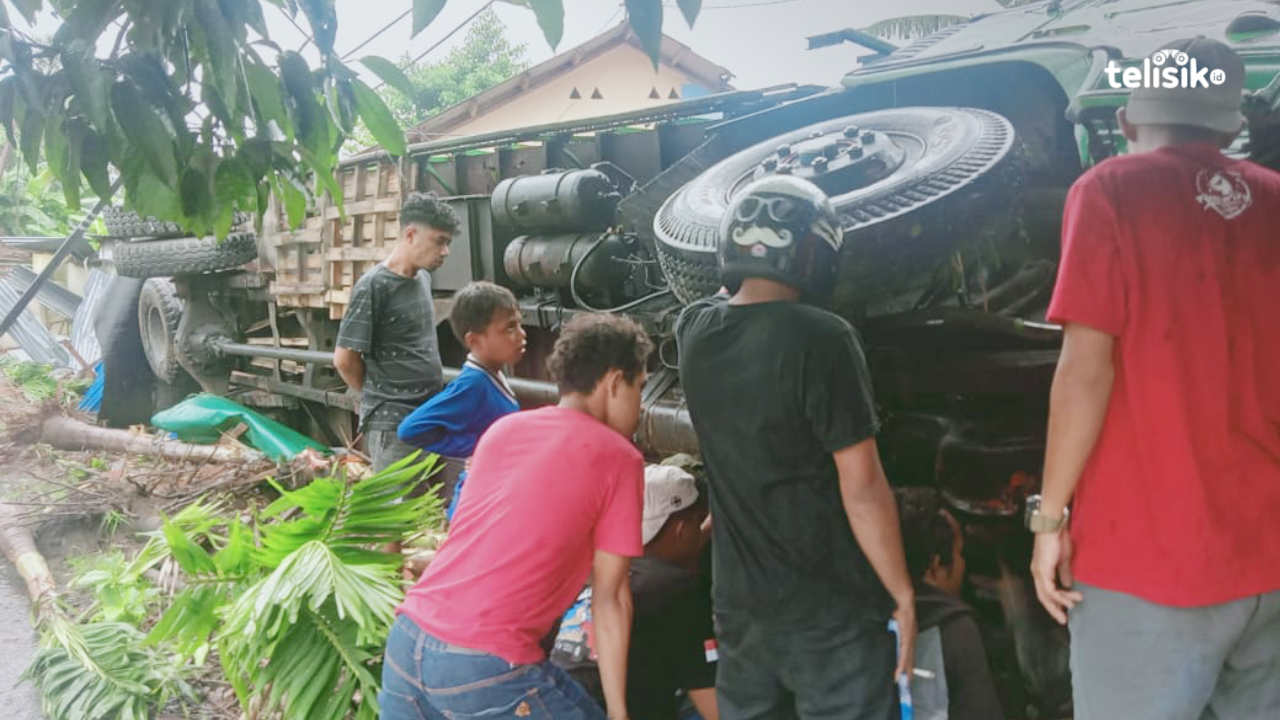 Ketgam: Nampak situasi ketika beberapa saat mobil naas tersebut mengalami rem blong dan terbalik dipinggir jalan. Foto: Iradat Kurniawan/Telisik