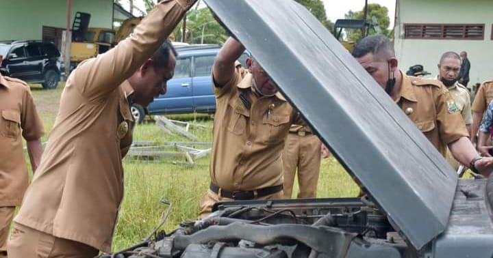 Bupati Manggarai saat mengecek kondisi kendaraan di Bengkel. Foto: Prokompim