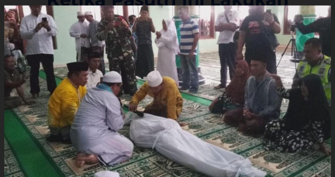 Suasana pelaksanaan sumpah pocong. Foto: Repro Detik.com