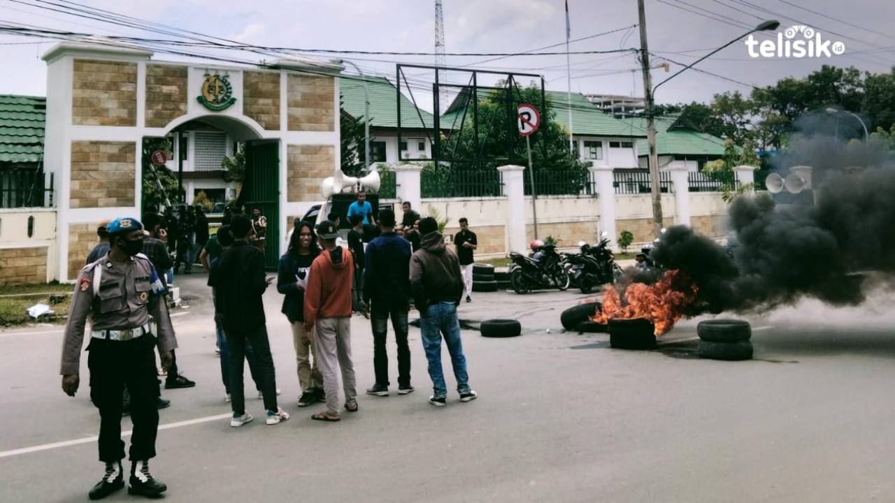 Susana aksi demonstrasi yang dilakukan oleh Badai Sultra dan mahasiswa Bombana di depan kantor Kejati Sultra. Foto: Muhammad Ilwanto/Telisik