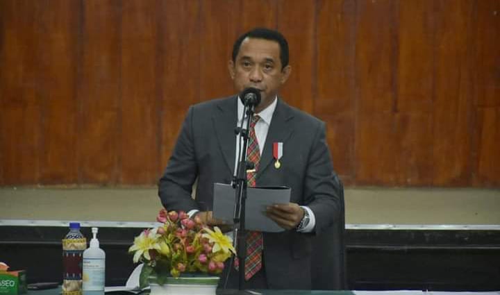 Bupati Manggarai, Heribertus G.L. Nabit saat melantik pejabat di Ruteng. Foto: Ist.