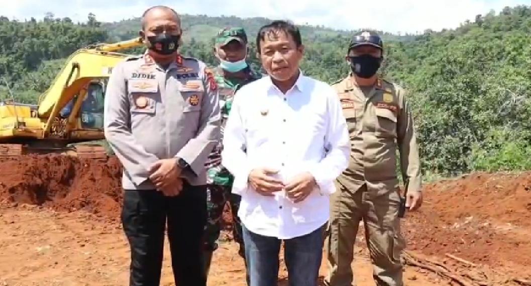 Wakil Bupati Konkep, Andi Muhammad Lutfi (tengah) didampingi Kapolres Kendari, AKBP Didik Erfianto saat berada di lahan operasi PT GKP. Foto: Tangkapan layar video