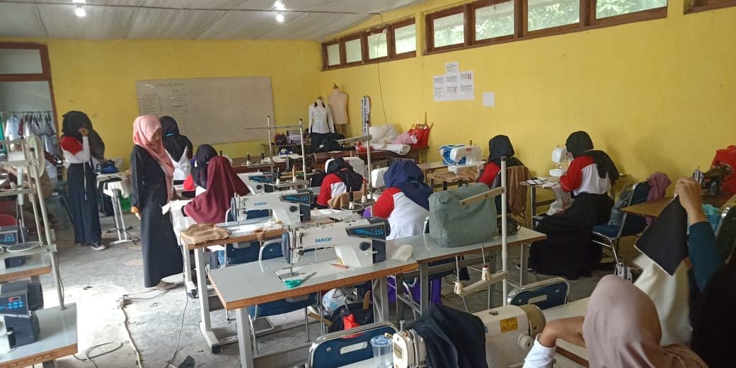 Salah satu model pelatihan yang digelar BLK Konsel pada warga guna untuk meningkatkan kemandirian. Foto: Ist