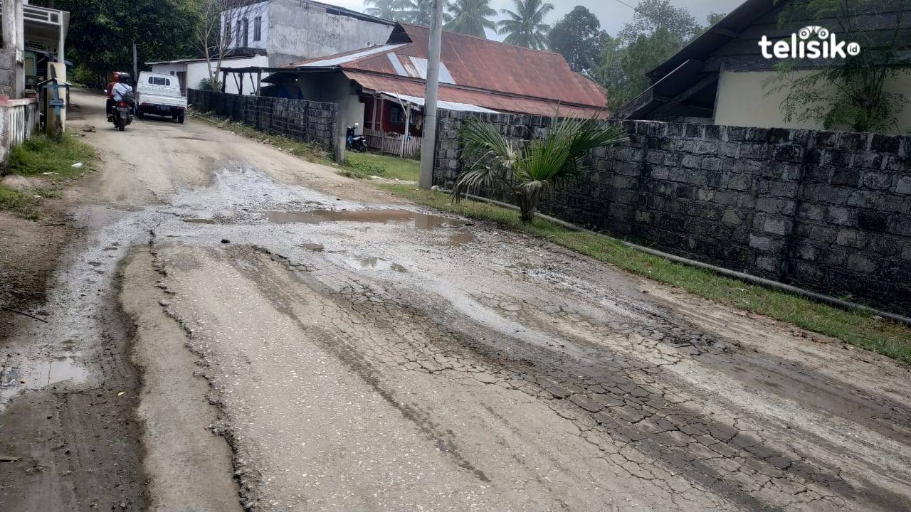 Jalan rusak kelurahan Laompo, Buton Selatan. Foto: Putri Wulandari/Telisik