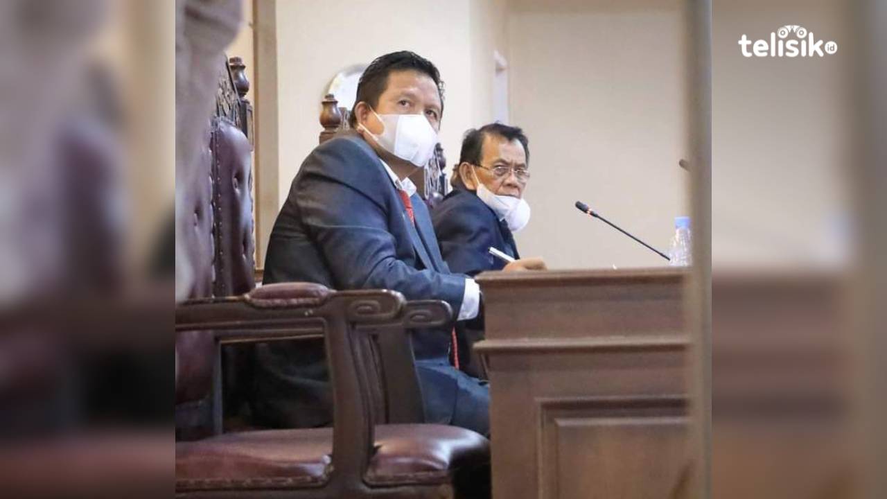 Bupati Muna, LM Rusman Emba (kiri) bersama Ketua DPRD Muna, La Saemuna (kanan). Foto: Sunaryo/Telisik