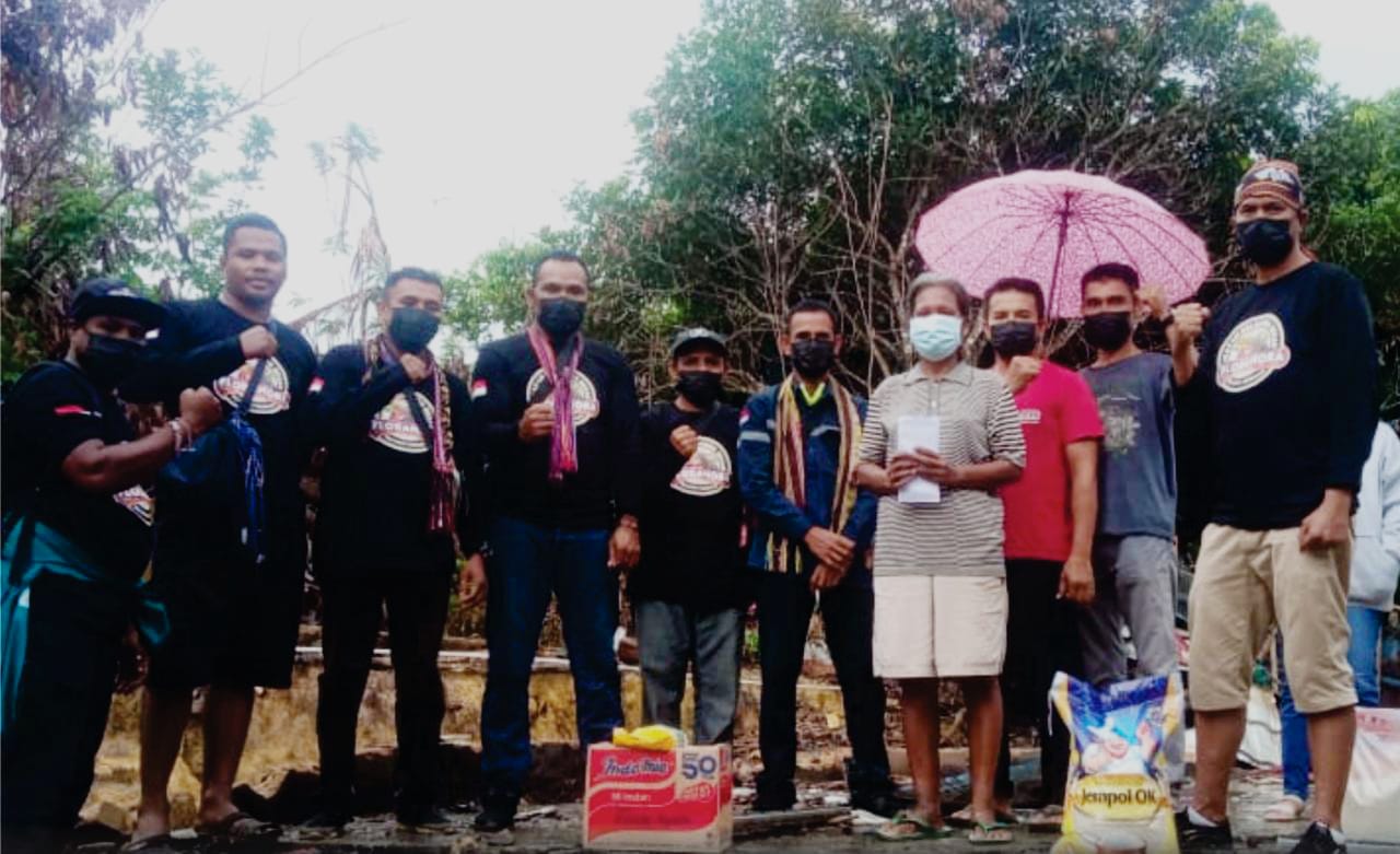 Foto bersama saat pemberian bantuan kepada, Sofia Ubo (50) beralamat di Kelurahan Padaleu, Kecamatan Kambu, Kota Kendari, Provinsi Sultra. Foto: Ist