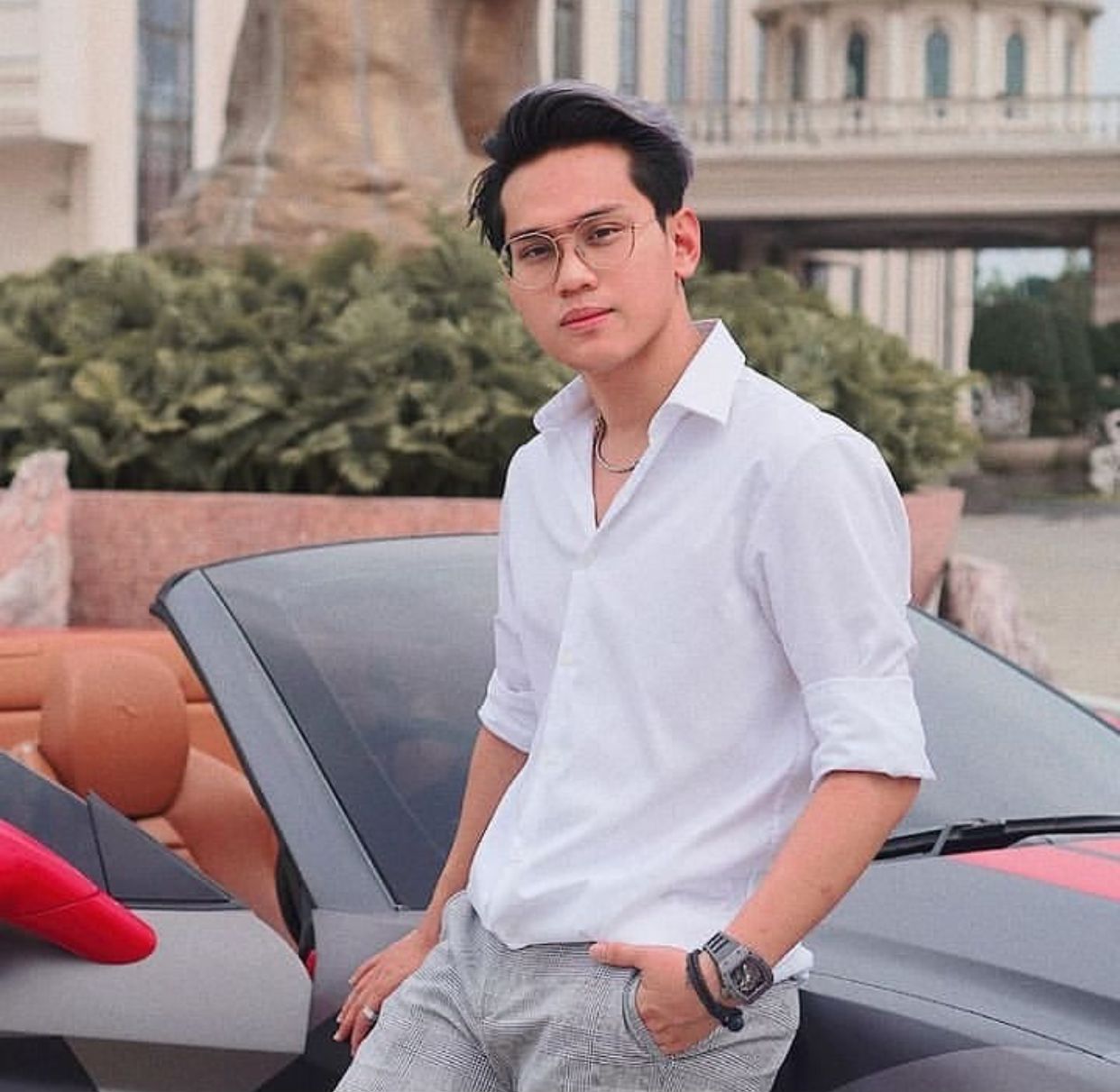 Indra Kenz cuma beli Tesla dari Rudy Salim, Rolls-Royce dan Toyota Supra ternyata tipu-tipu, hanya untuk konten. Foto: Repro Instagram