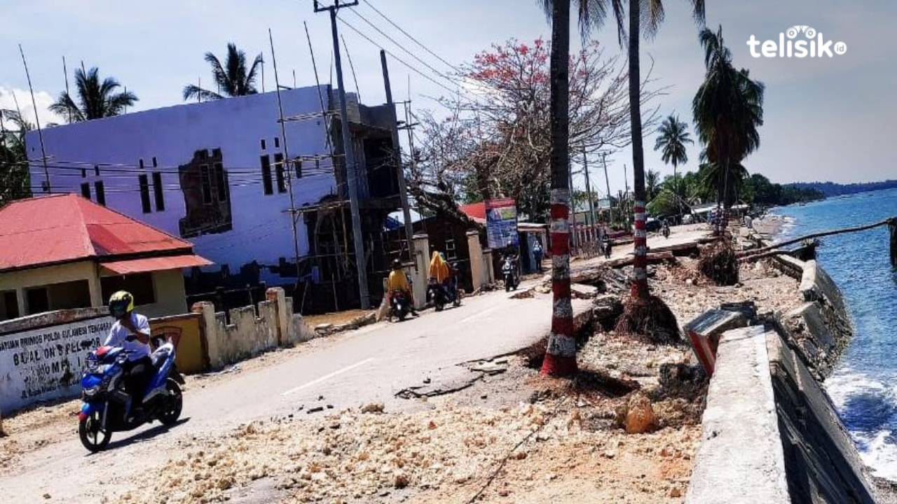Nampak warga melewati jalan rusak akibat hantaman gelombang laut di Kecamatan Batauga Buton Selatan. Foto: Waode Israwati/Telisik
