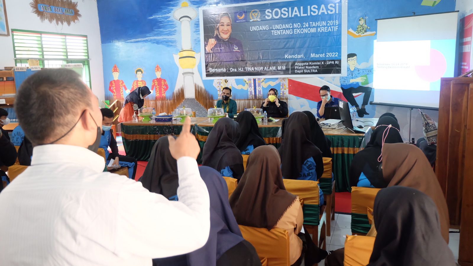 Sosialisasi UU Ekonomi kreatif dan pemberian bantuan Tina Nur Alam di SMA 11 Kendari. Foto: Ist