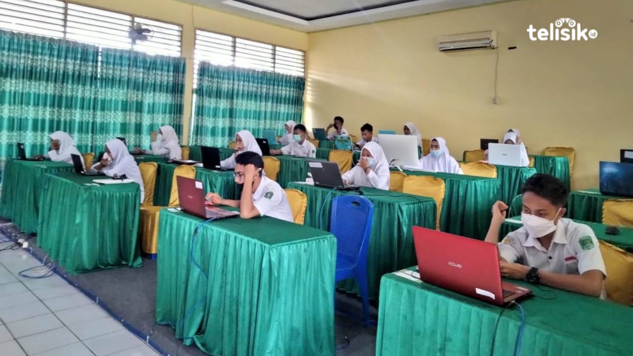 Siswa-siswi MAN 1 Kendari, saat melaksanakan pengayaan untuk persiapan mengikuti US. Foto: Muhammad Ilwanto/Telisik