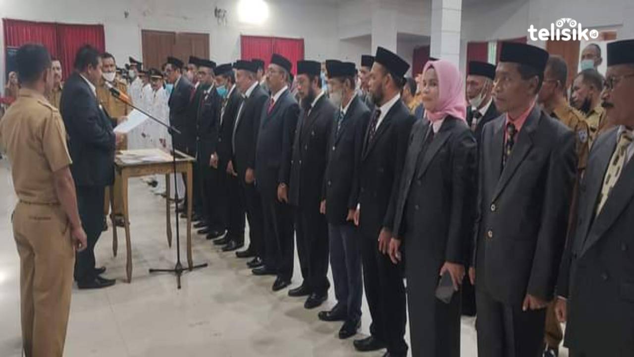 Bupati Muna, LM Rusman Emba saat melantik pejabat. Foto : Sunaryo/Telisik