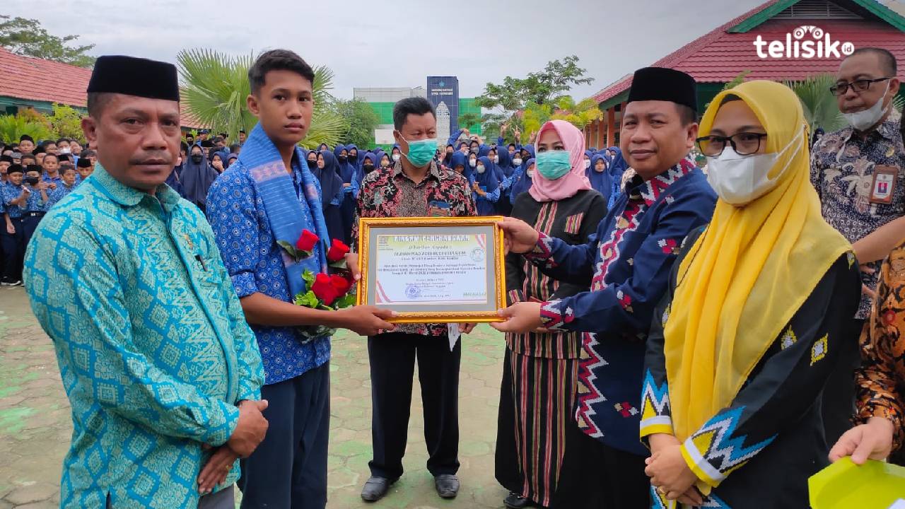 Kakanwil Kemenag Sultra, Zainal Mustamin, saat memberikan penghargaan kepada Adib, siswa MTsN 1 Kendari atas aksi heroiknya. Foto : Muhammad Ilwanto/Telisik