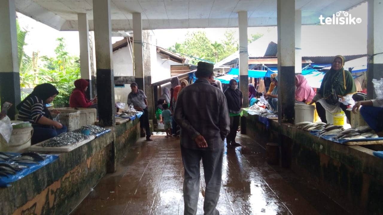 Keadaan penjual ikan di salah satu pasar di Muna Barat. Foto: Putri Wulandari/Telisik