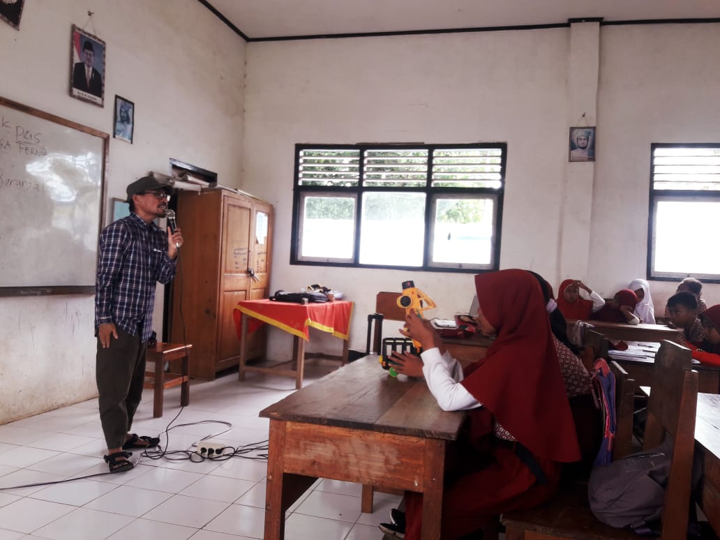 Siswa SDN Tongano barat saat diperkenalkan tentang profesi seniman. Foto: Ist