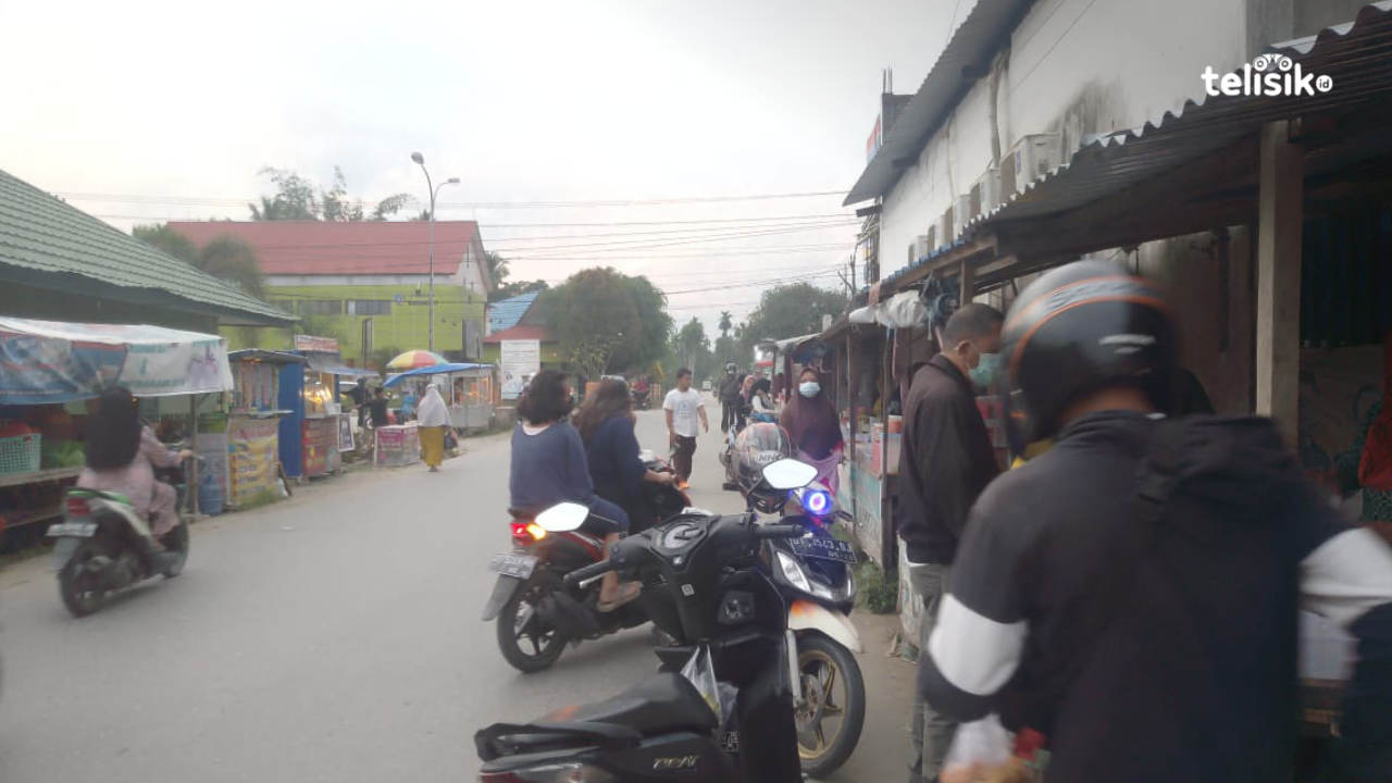 Pedagang takjil di Pasar lama Ramomeeto. Foto: Nur Khumairah/Telisik