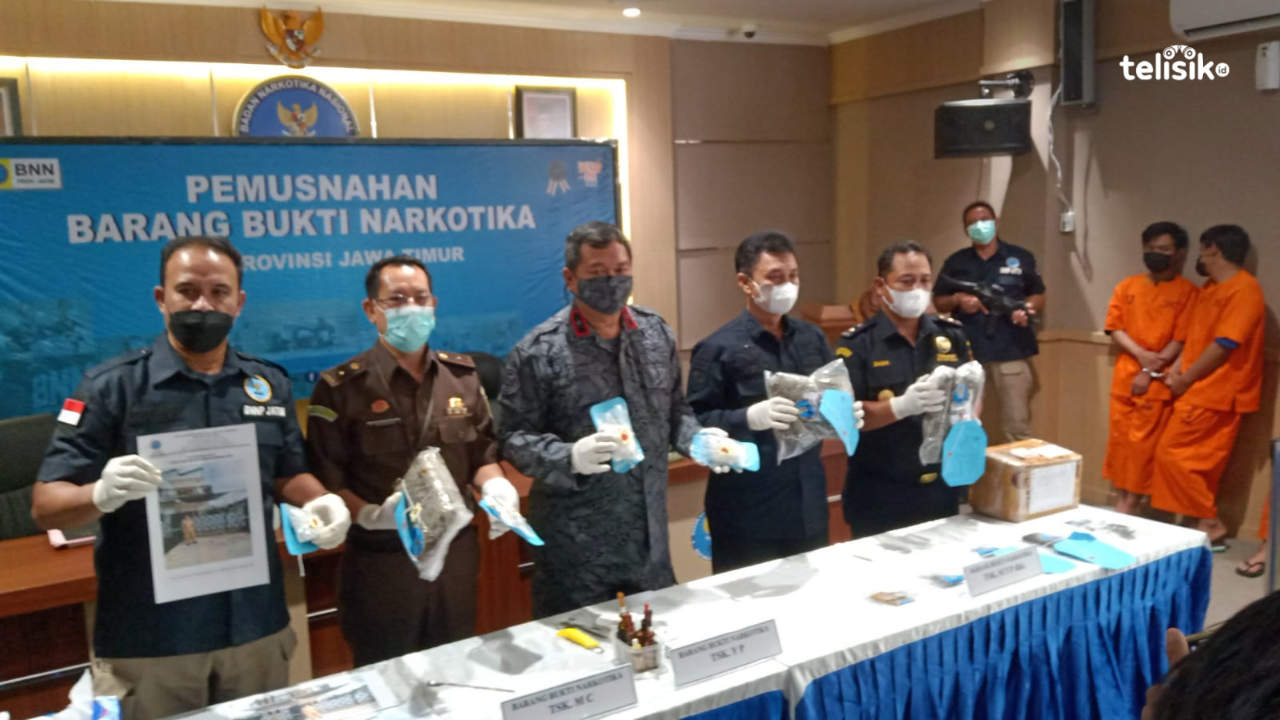 Tersangka saat diamankan di kantor BNNP Jatim. Foto: Yudhie/Telisik