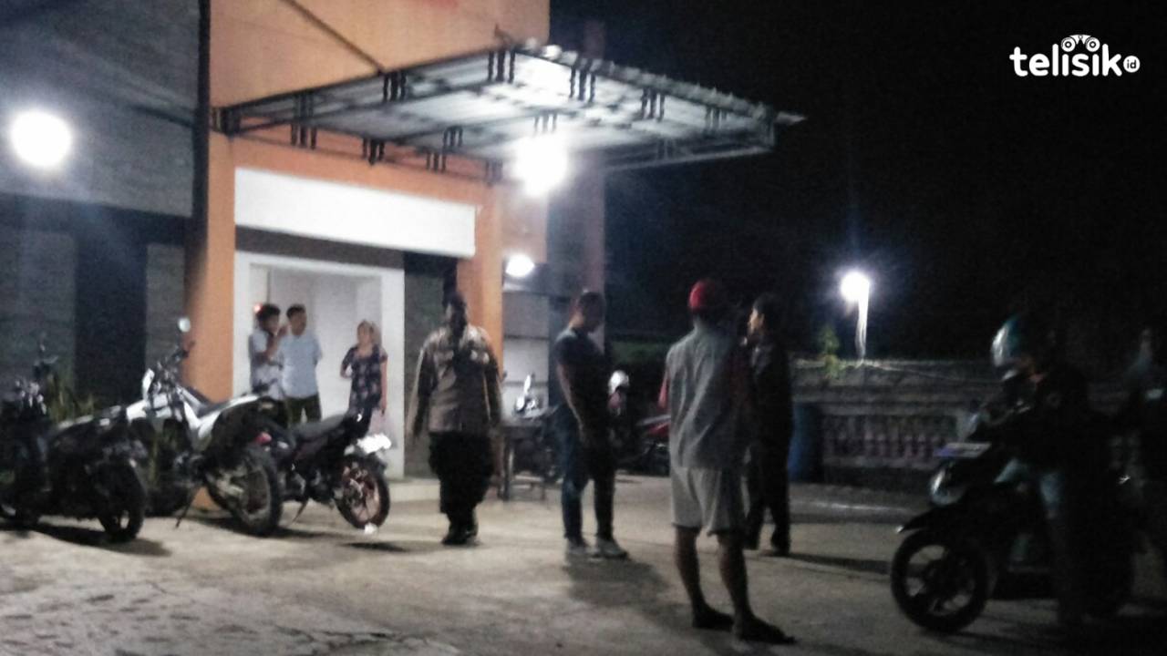 Warga dan Aparat kepolisian mendatangi Hotel Krisan untuk dikosongkan dan ditutup. Foto: Thamrin Dalby/Telisik