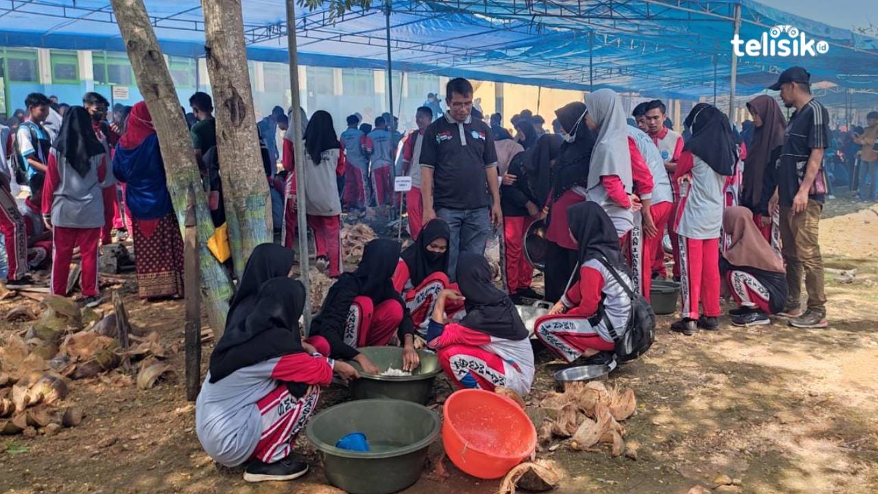 Pembuatan minyak kelapa oleh siswa SMA/SMK se-Buteng. Foto: Mutarfin/Telisik